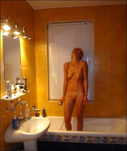 Sexy badewannen-fotos nackt